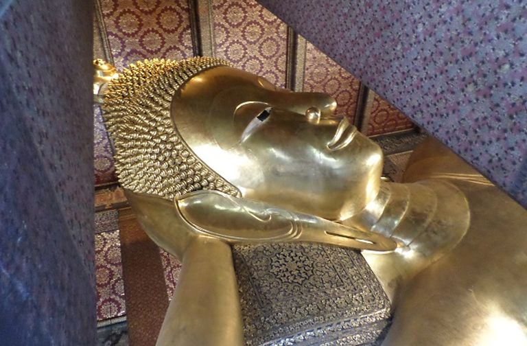 Статуя лежащего Будды.