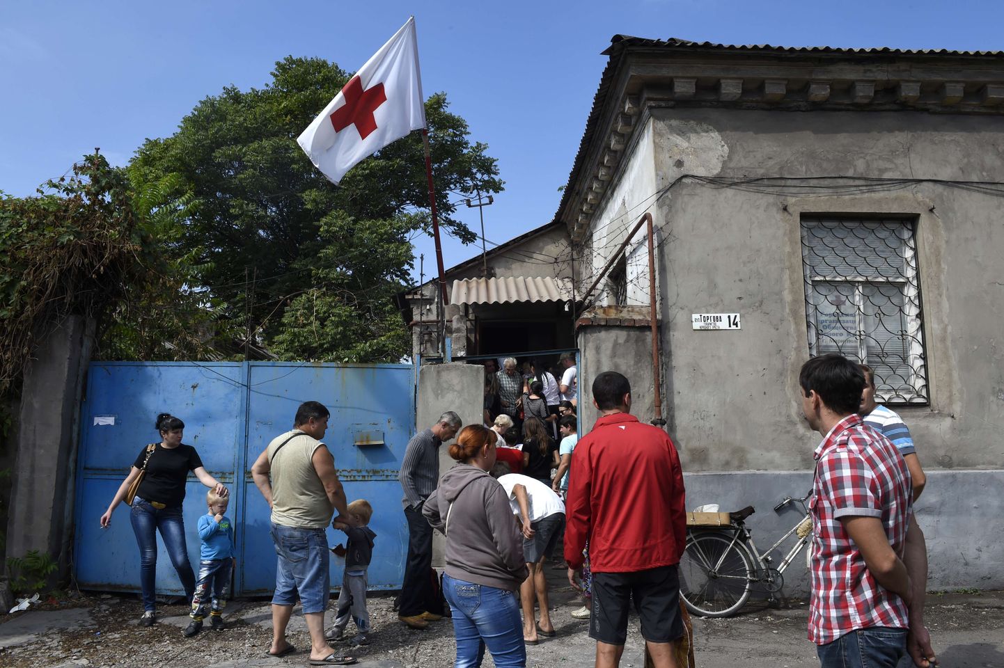 Люди около здания Красного креста в Мариуполе.