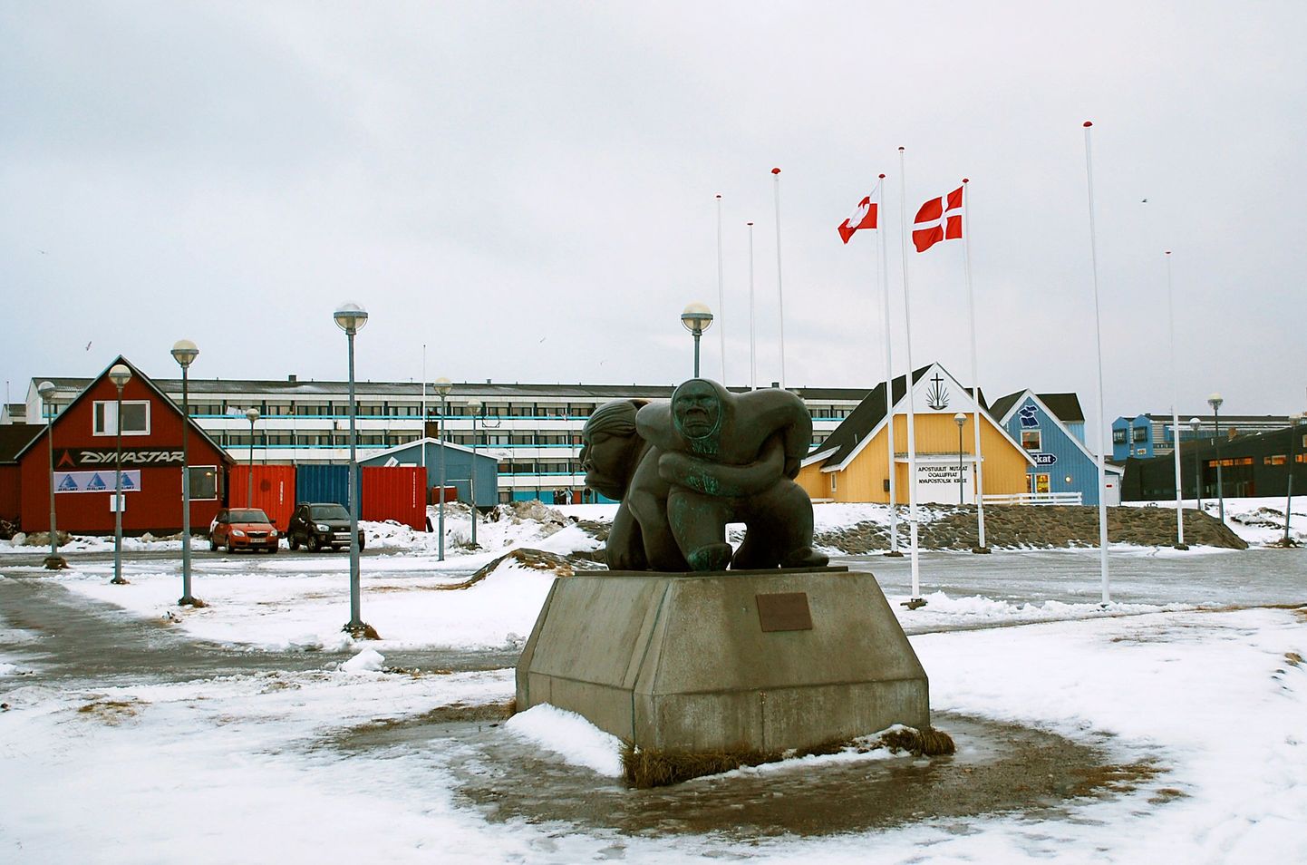 Gröönima pealinnas seisab skulptuur, mis kujutab legenditegelasi õnnetut orbu ja teda kaitsvat naisvaimu.