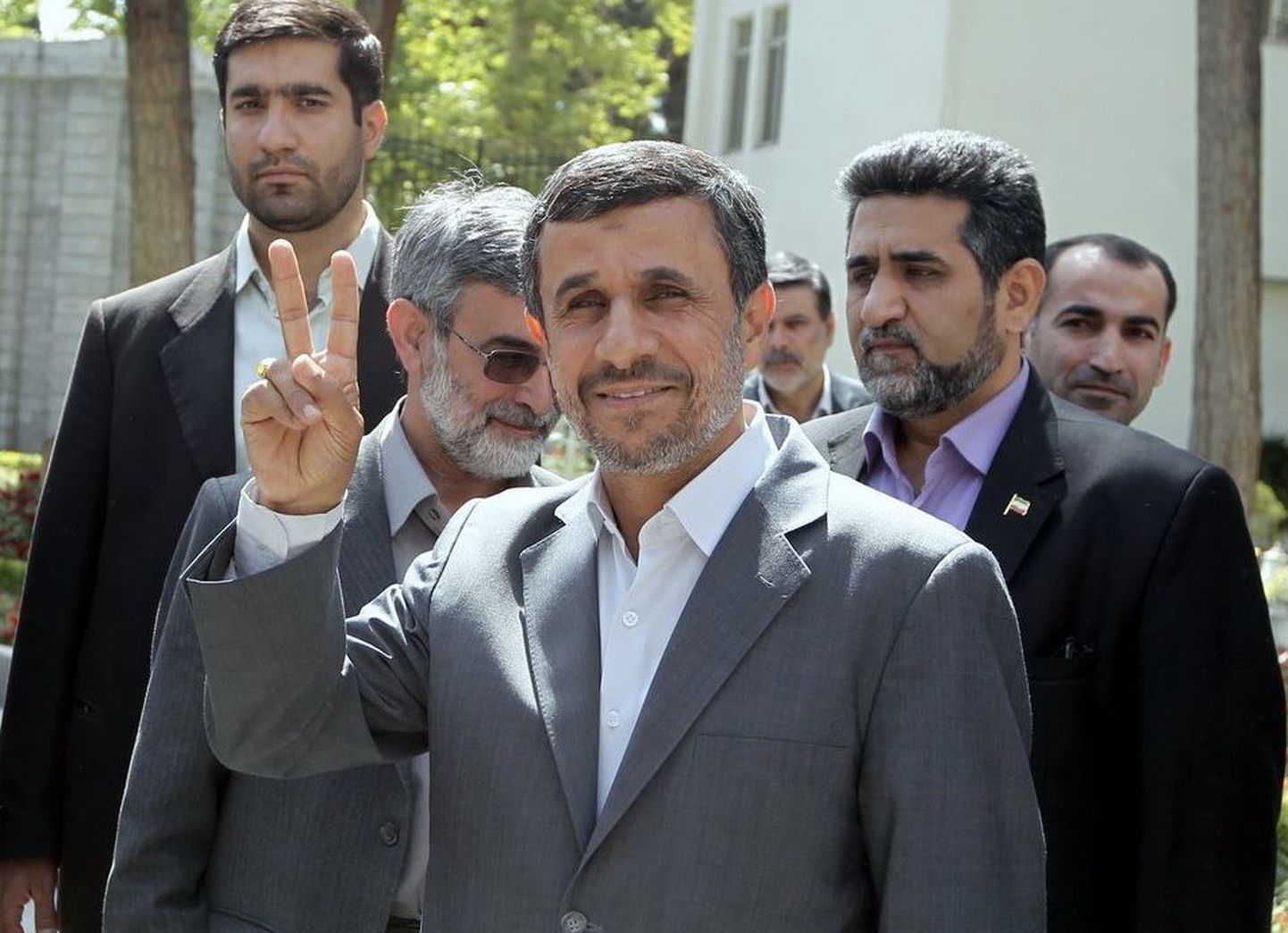 Iraani president Mahmoud Ahmadinejad (ees keskel).
