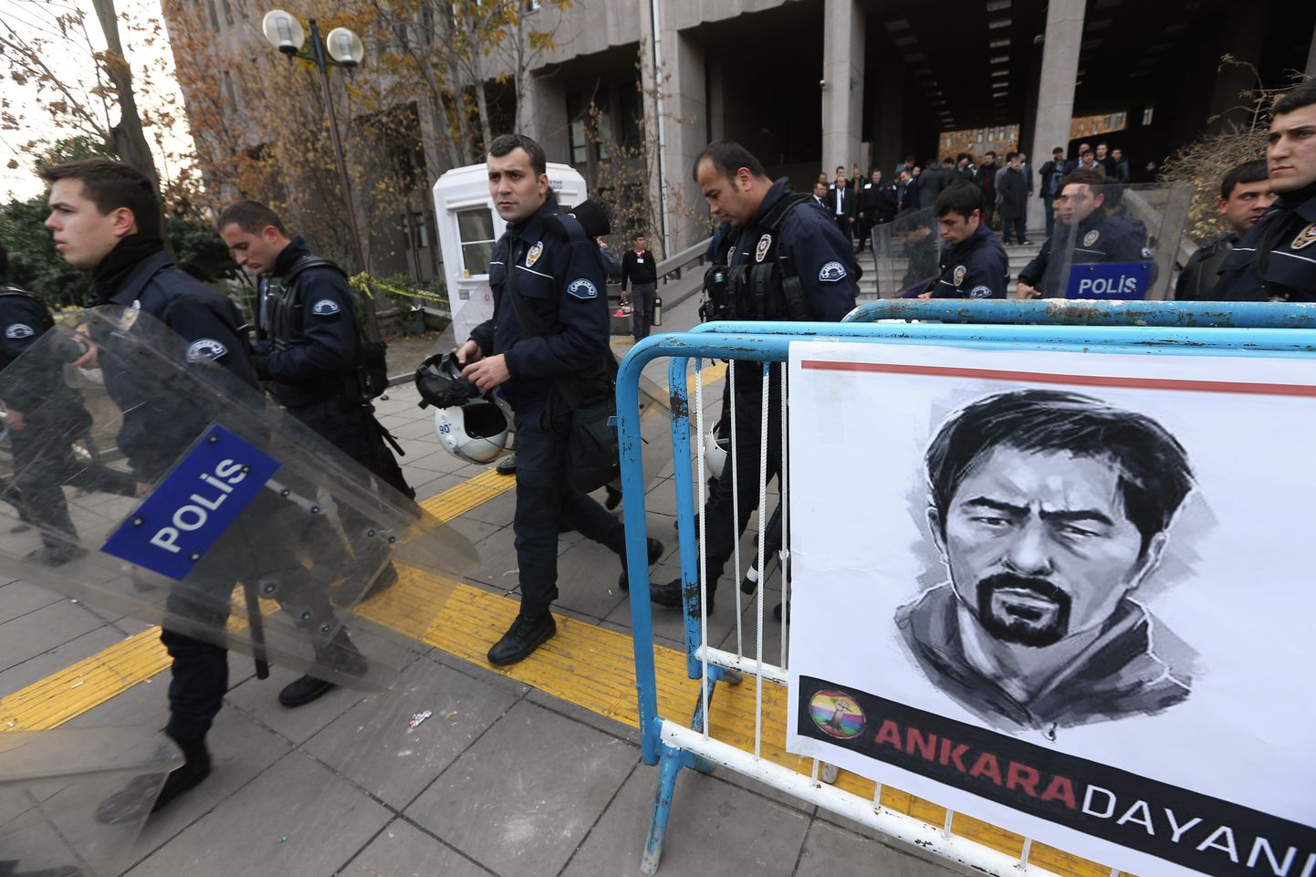 Detsembri alguses jätkati Türgi kohtuprotsessi meeleavaldaja tapmises süüdistatava märulipolitseiniku üle, kohtuhoone ees võis näha hukkunud protestija Ethem Sarisuluki näopildiga plakateid.