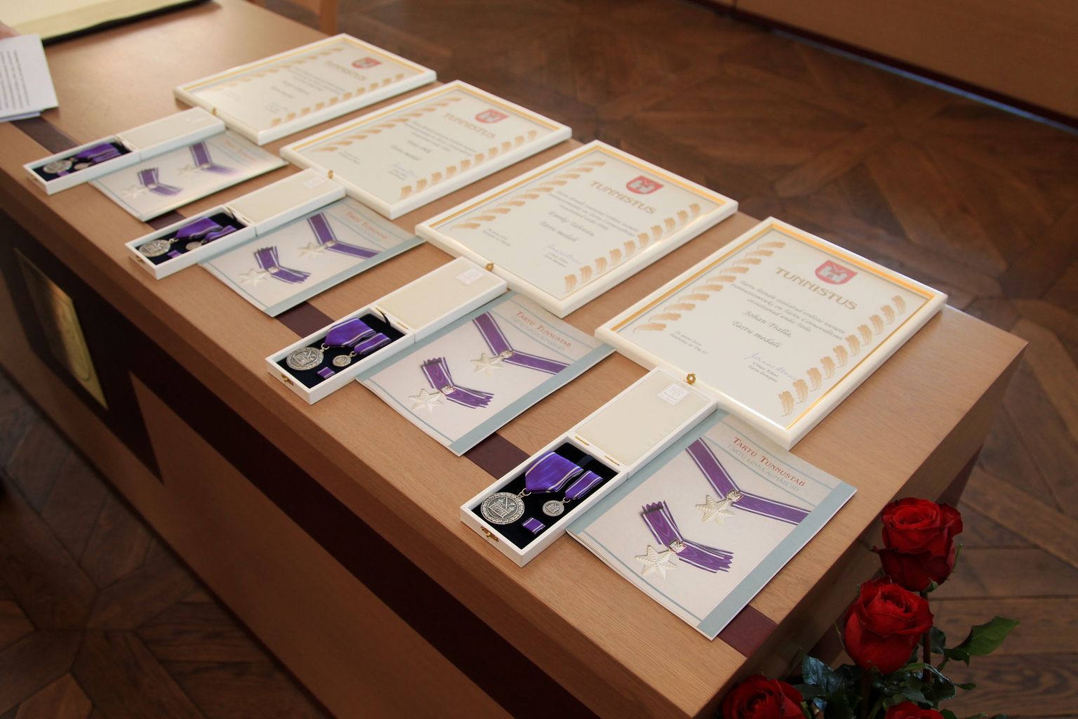 Linnapea Urmas Klaas annab Tartu linna päeval, 29. juunil raekoja saalis üle Tartu medalid.