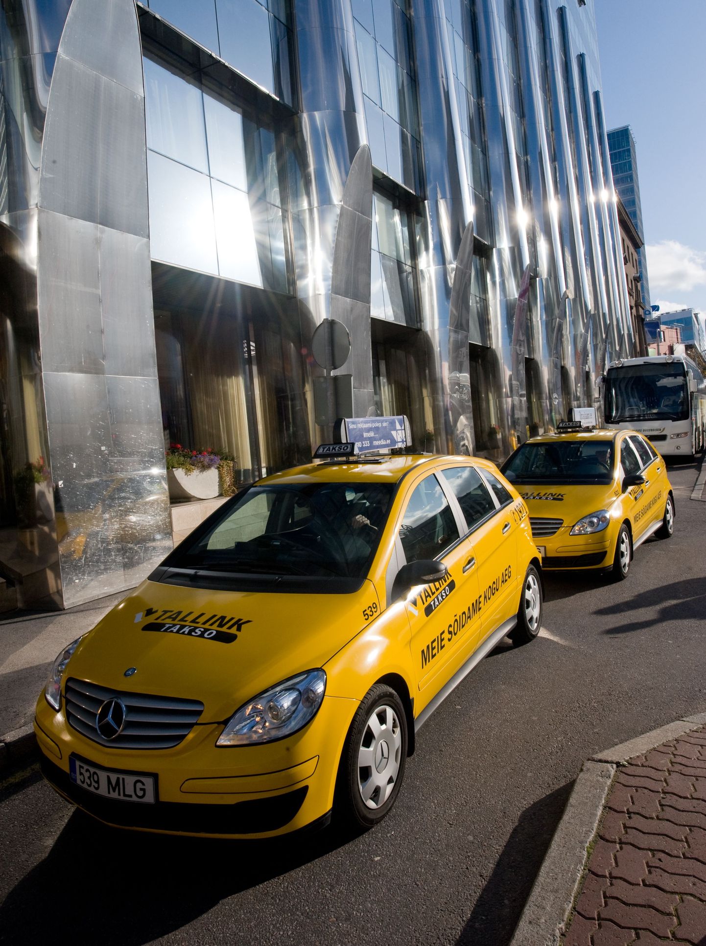 Taksod Tallinki hotelli ees.