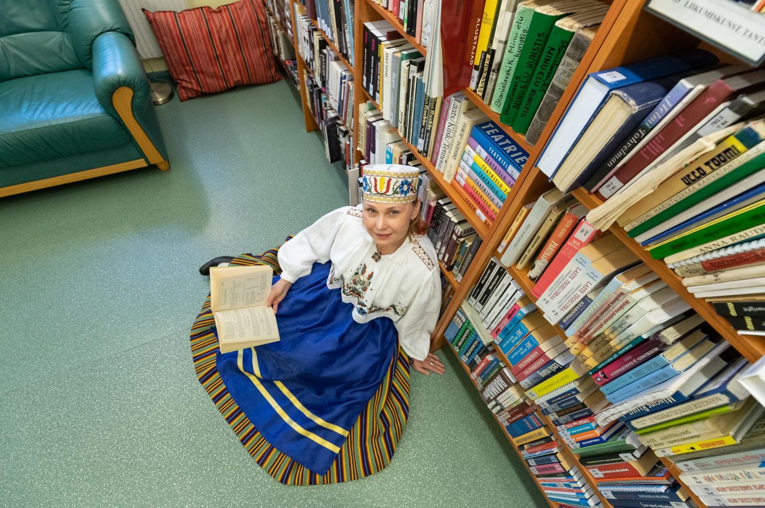 Lea Lehtmets naudib nii raamatukogutööd kui ka rahvatantsu.