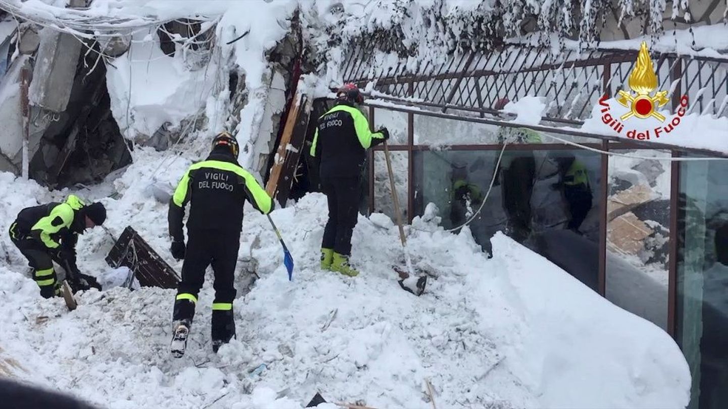 Итальянские спасатели сообщили, что обнаружили шесть выживших на месте схода лавины на гостиницу «Ригопиано» в курортной зоне Гран-Сассо в Апеннинах.