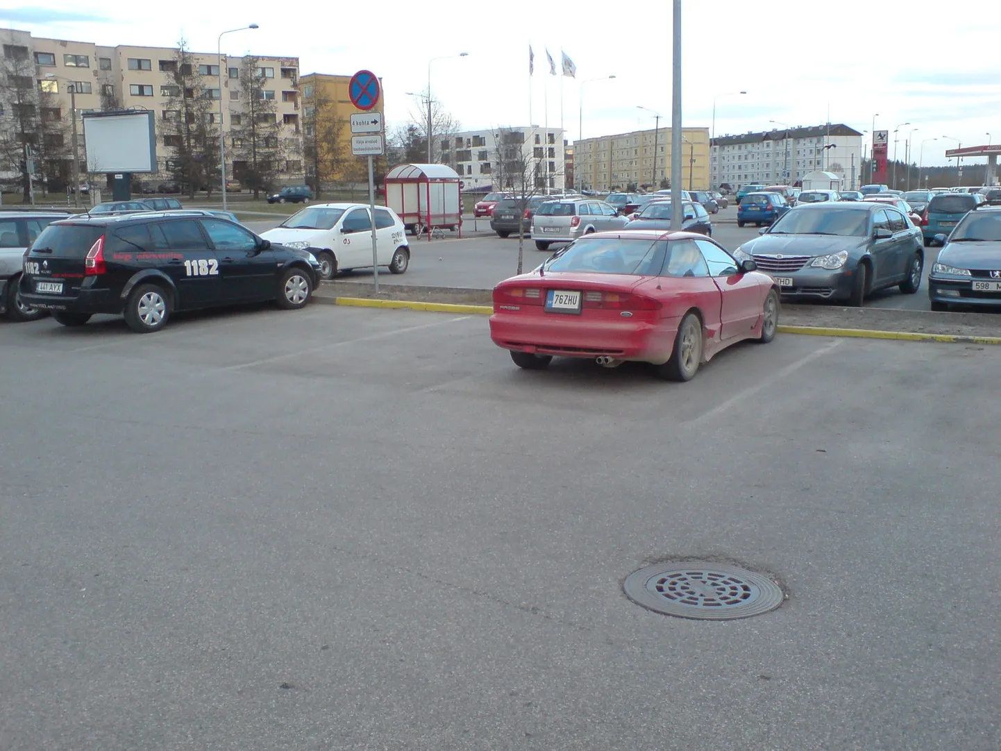 12 апреля, Тарту, парковка у Annelinna keskus. Машина припаркована там, где места предназначены для грузовых автомобилей.