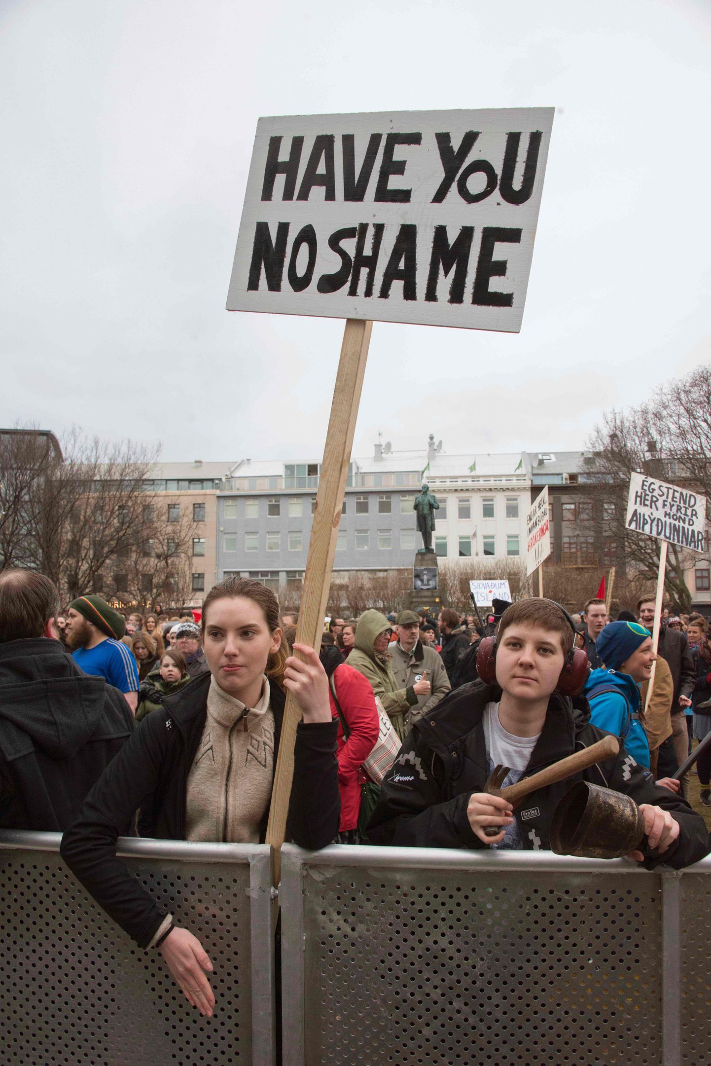 Протесты в Исландии в связи с "офшорным скандалом".