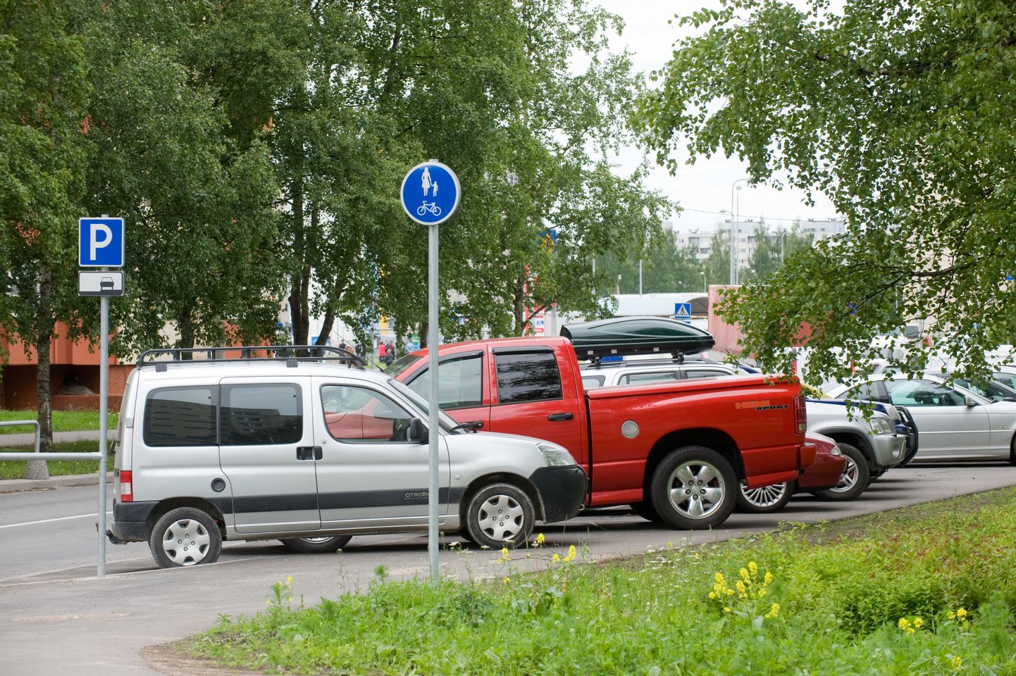 Parkimiskohtade nappus ärgitab reegleid rikkuma.