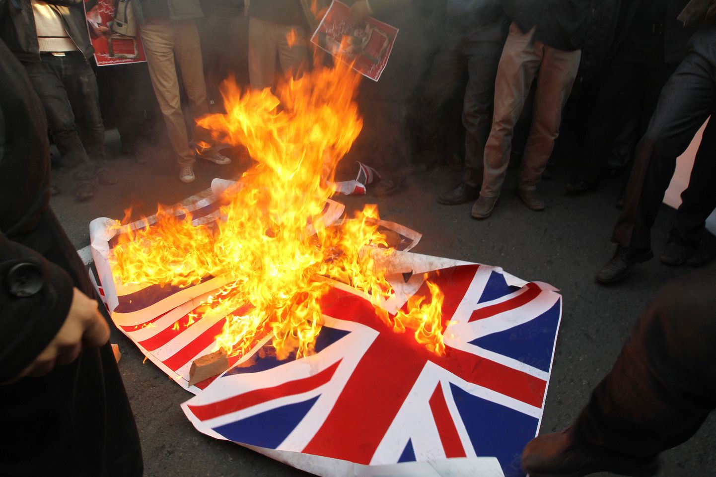 В Тегеране напали на британское посольство и сожгли флаг.