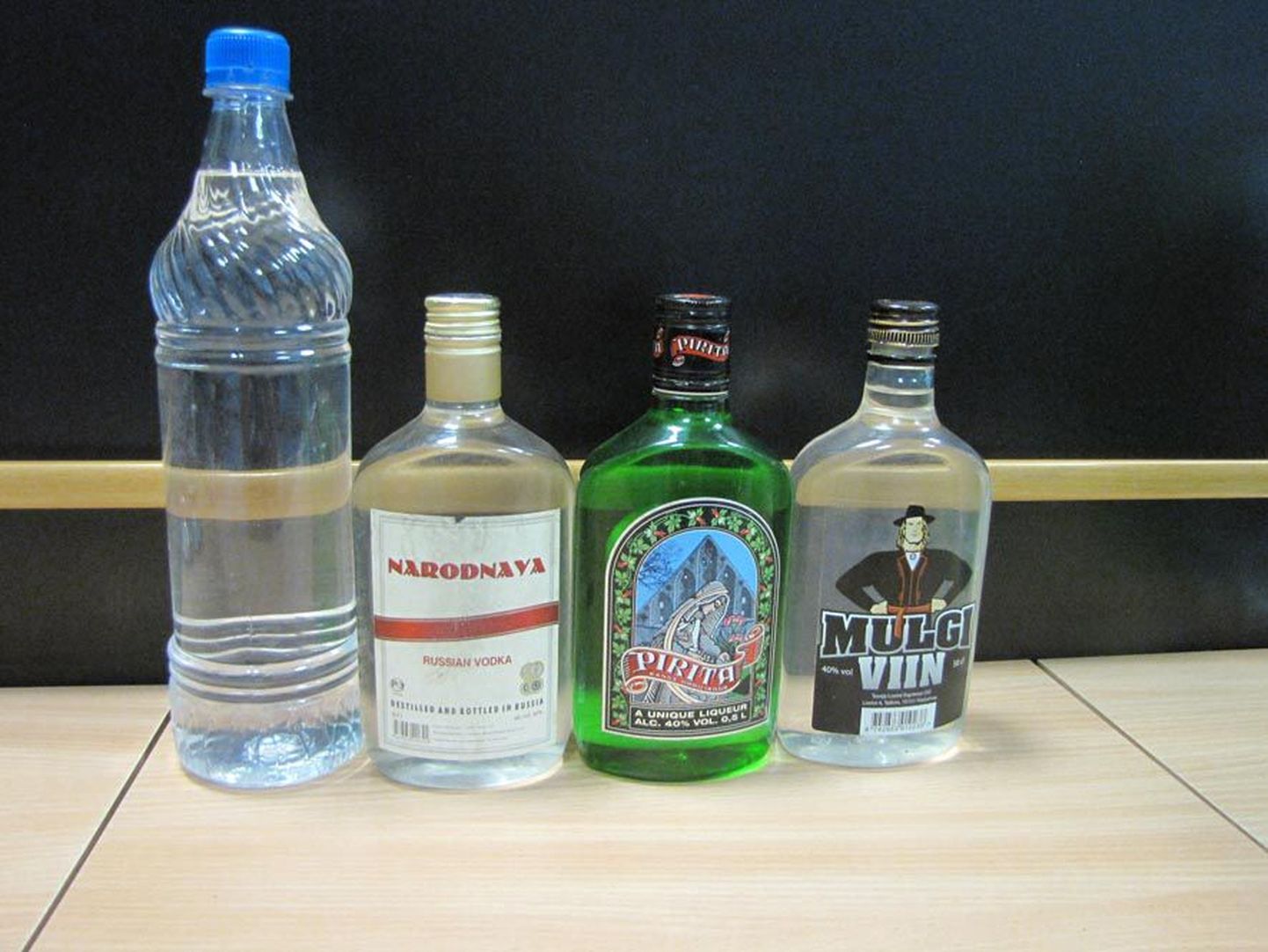 Nendes pudelites hoidis naine piirituselõhnalist vedelikku, mida ei tohi juua.