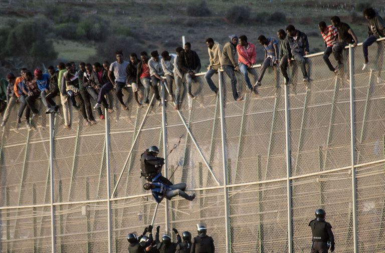 Illegaalsed migrandid Hispaania Melila enklaavi taral