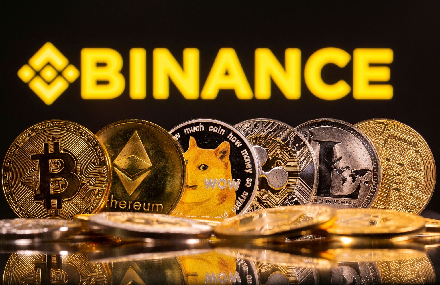 Binance'i logo krüptorahade illustratsioonide taustal.