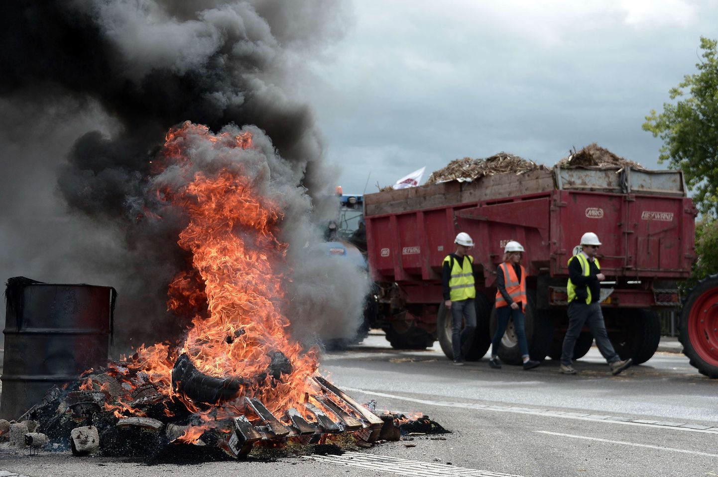 Prantsuse põllumehed põletavad protestide käigus ka kumme.