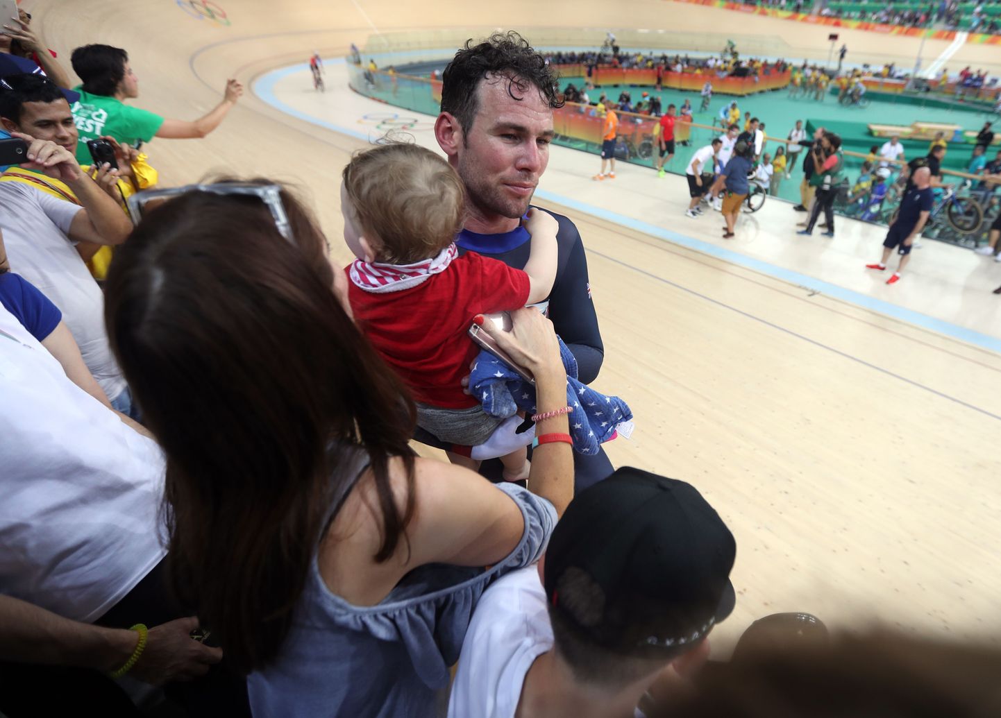 Mark Cavendish suundus pärast võitu oma naise Peta ja lapse juurde.