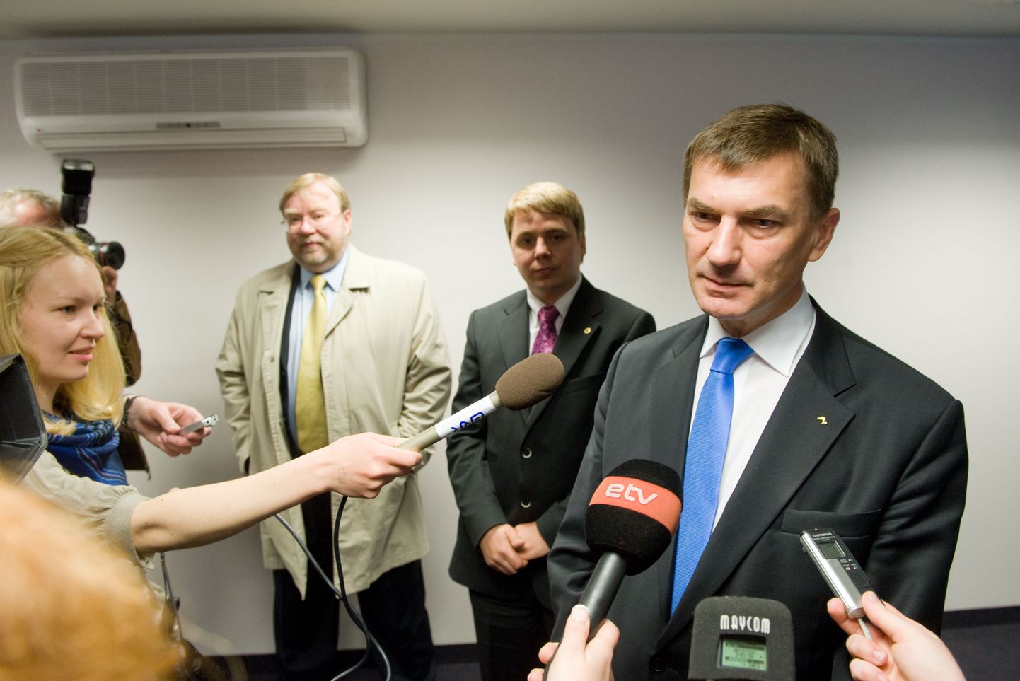 Peaminister Andrus Ansipi (pildil paremal) juhitud uue koalitsiooni sünd seisab põhiliselt otsuste taga, mida täna teevad  Mart Laari (vasakul) IRLi ja Karel Rüütli (keskel) Rahvaliidu volikogu.