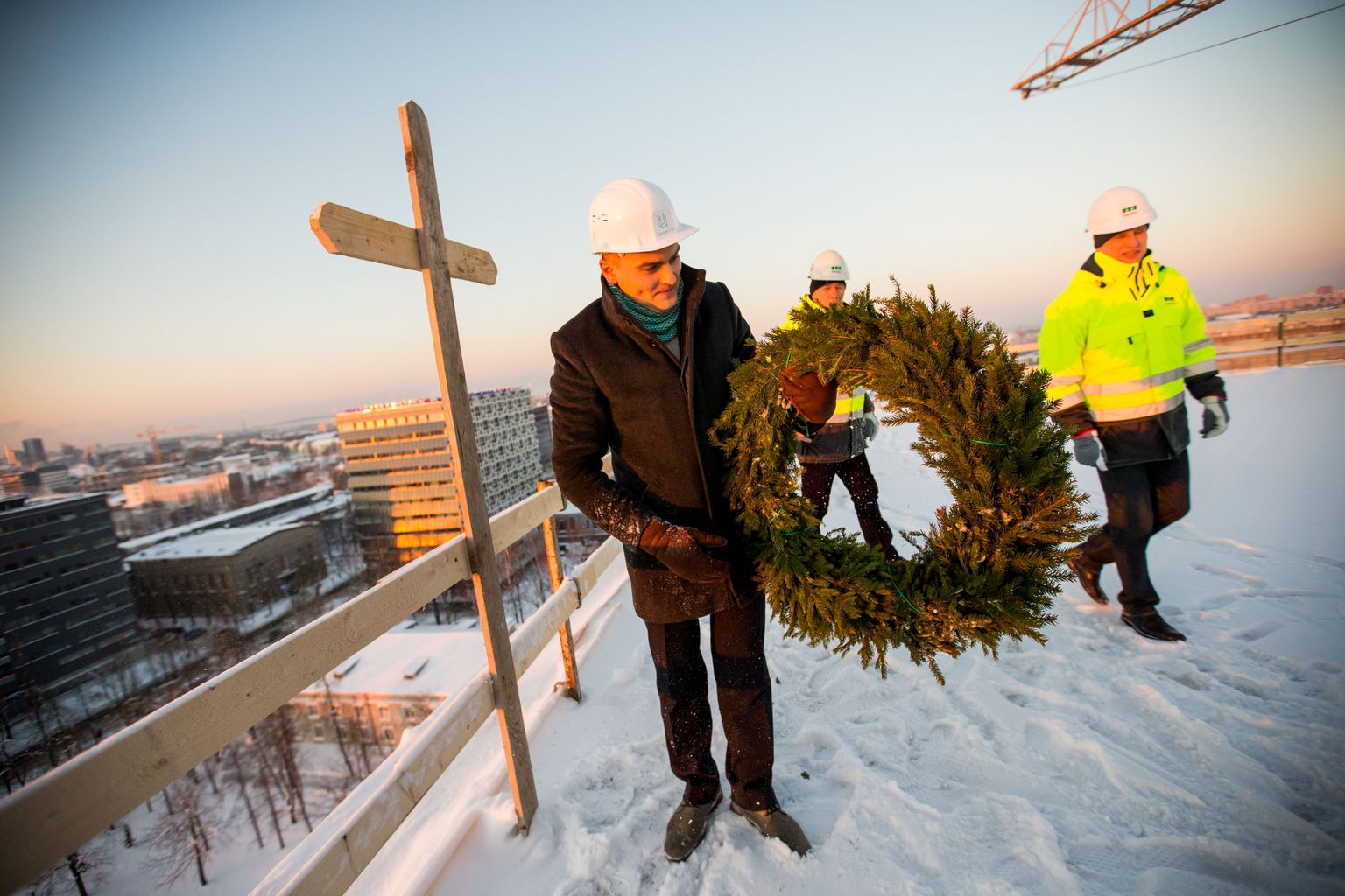 Ülemiste City Öpiku maja sarikapidu 2015. aasta jaanuaris.
Pildil valge kiivriga esiplaanil Mainor Ülemiste juhatuse esimees Margus Nõlvak.