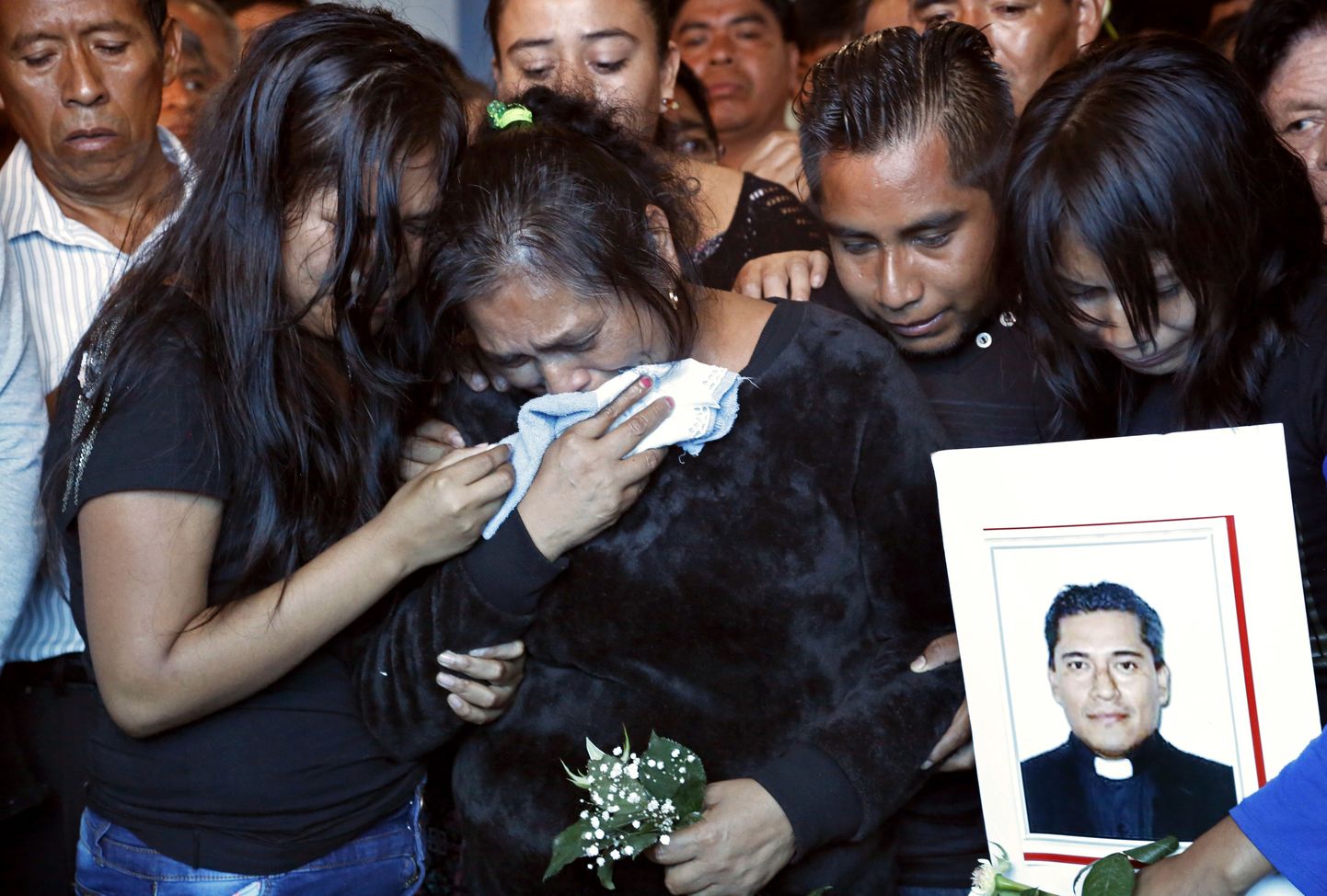 Leinajad tapetud vaimuliku Jose Alfredo Suarez de la Cruzi matustel.