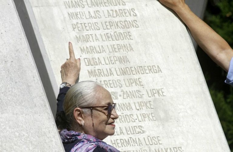 Авива Бравер, пережившая Холокост, в Риге, на ежегодной церемонии памяти, указывает на имя своего спасителя Фридриха Кумерофа