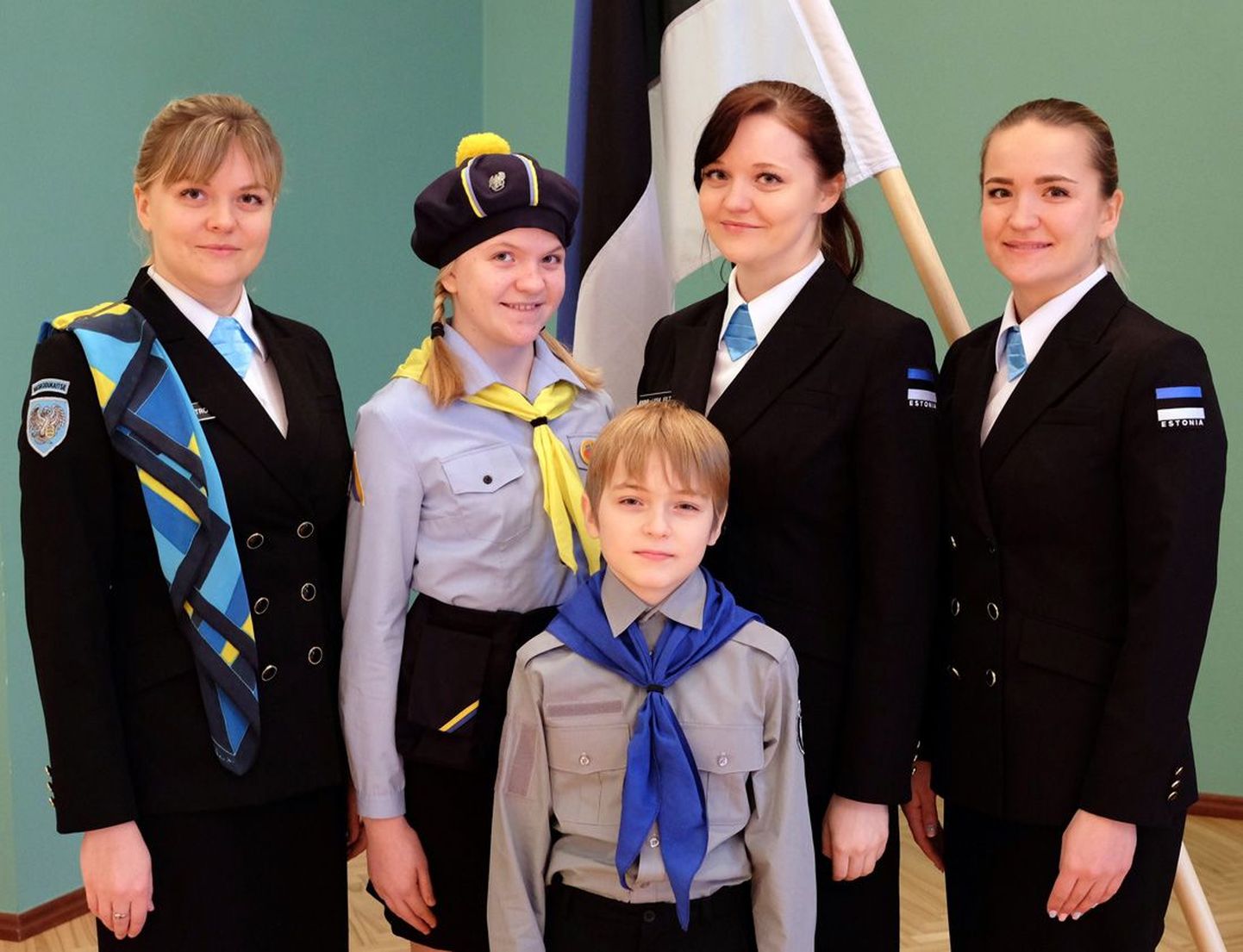 Vanima õe Triinu (vasakult) eeskujul on riigikaitse juurde jõudnud kõik teisedki Viltropide perekonna lapsed - Hele-Mai, Anna-Liisa, Kärt ja pesamuna Ott Markus (ees).