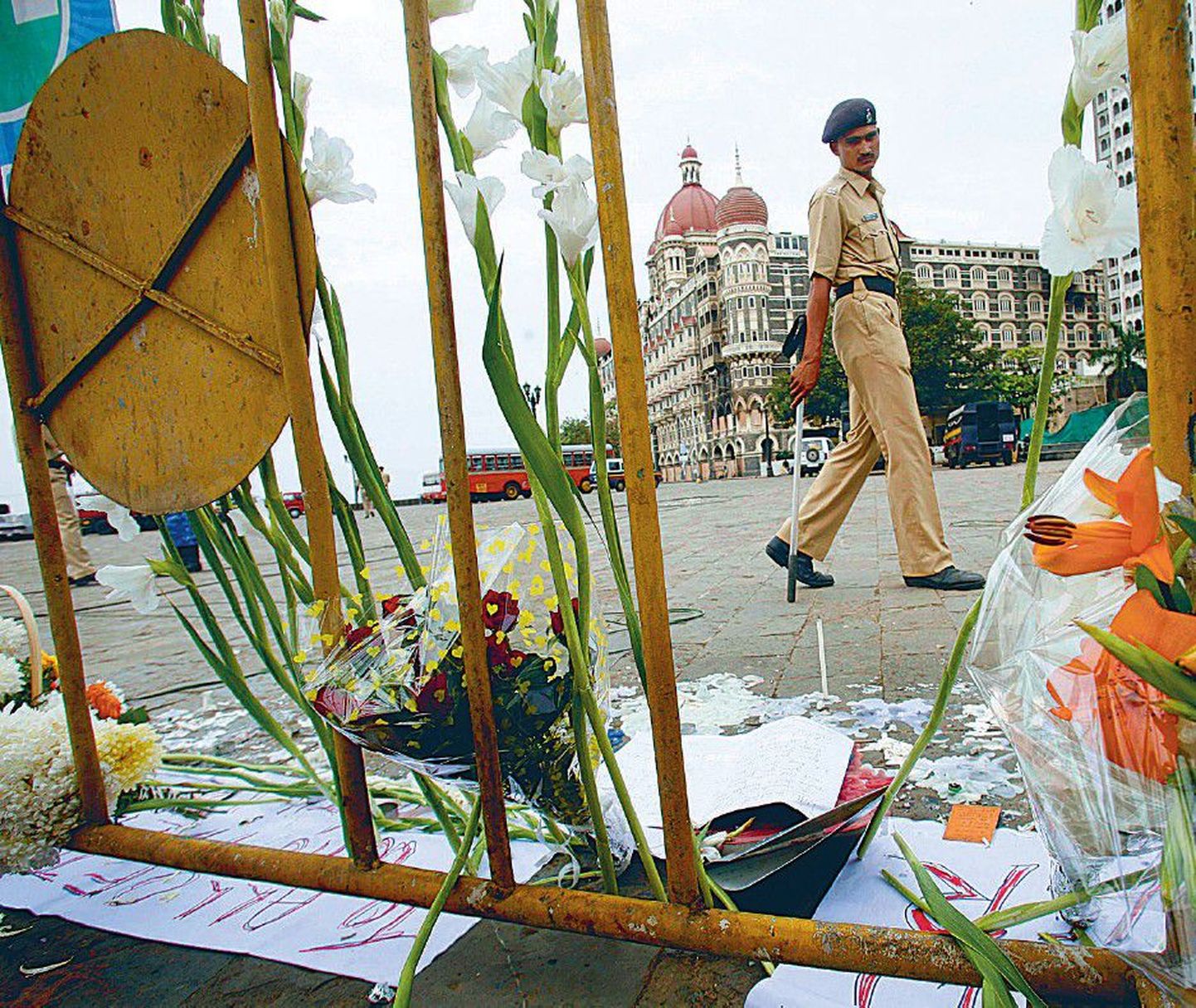 Peaaegu pool eelmist nädalat kestnud terrorirünnakut Mumbai Taj Mahali hotellile meenutasid eile traagiliste sündmuste toimumispaika toodud lilled, kirjad ja küünlad.