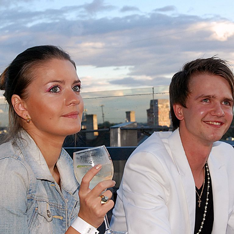 Nikolajs Puzikovs ar jauno draudzeni, dejotāju Dārtu "Martini" ballītē 
