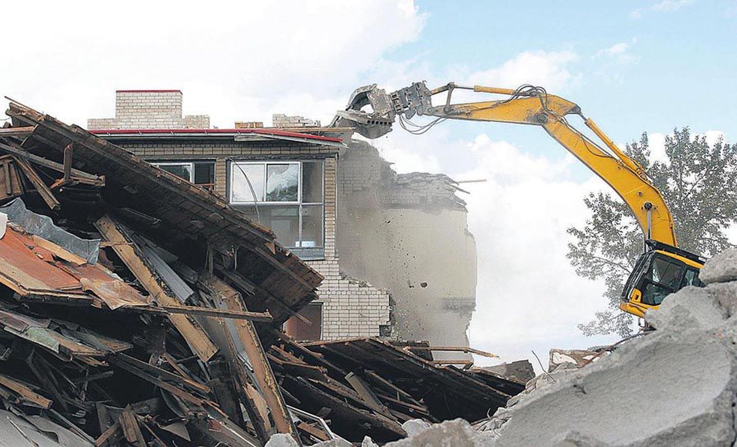 Ligi neli aastat tühjana seisnud Karula koolkodu hoone on viimase kahe nädalaga suuremalt jaolt laua- ja kivihunnikuteks kahanenud.