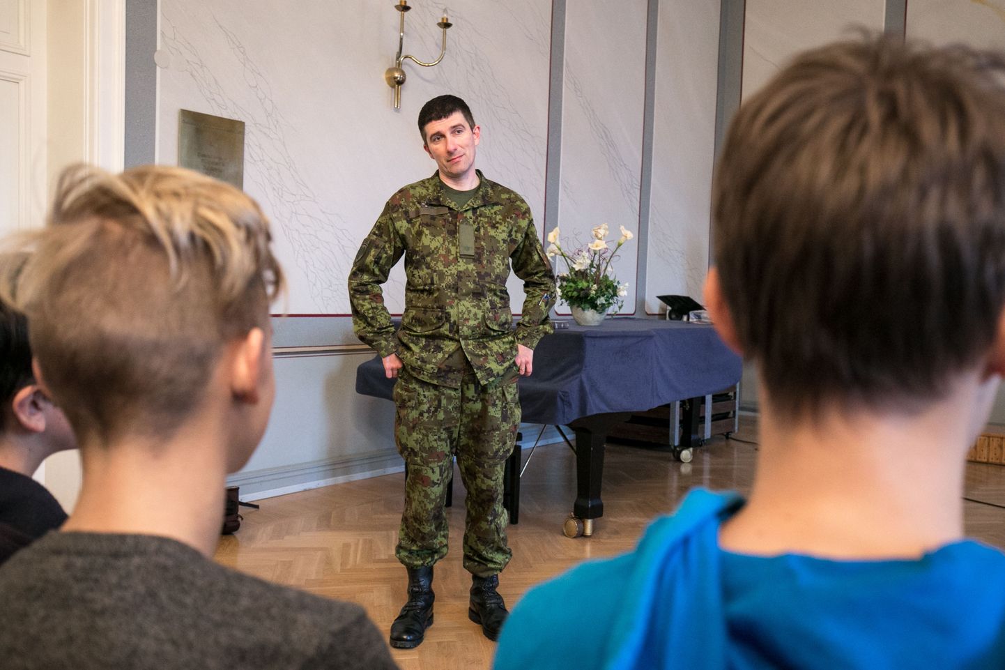 Dmitri Drjukov seletas Kuninga tänava põhikooli noortele, mis on NATO ja kuidas see organisatsioon toimib. Urmas Luik