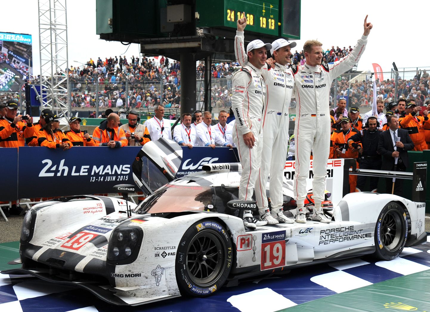 Nico Hülkenberg (paremal) tähistab koos Nick Tandy ja Earl Bamberiga 2015. aasta Le Mansi 24 tunni sõidu võitu.