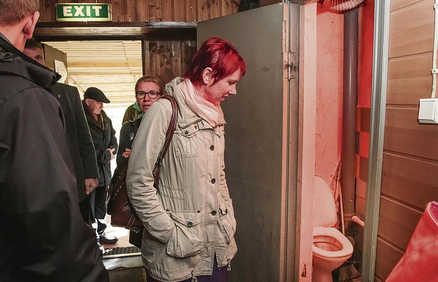 Pärnu linnavalitsuse sotsiaalosakonna juhataja Aika Kaukveri ilme iseloomustab tabavalt aktiviseerimiskeskuse Tulevik hallatava Kaldapealse Kodu tualettide seisukorda.