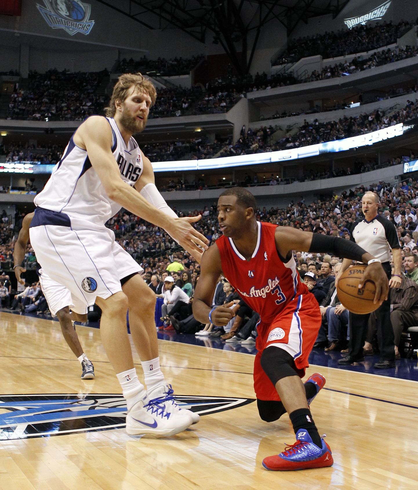 Los Angeles Clippersi mängujuht Chris Paul ja Dallas Mavericksi äär Dirk Nowitzki.