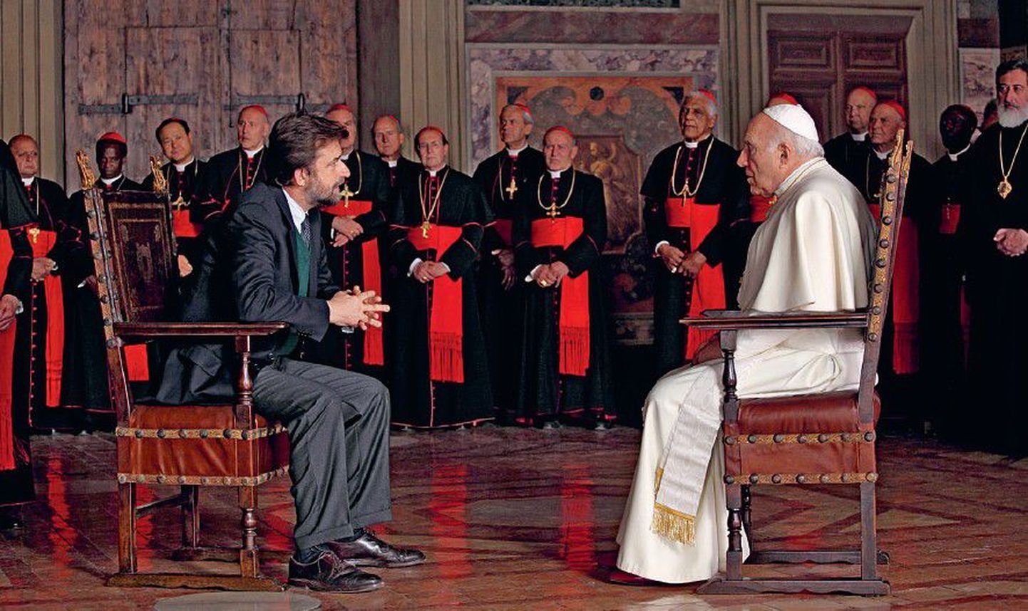 Психоаналитик (Нанни Моретти) беседует с новоиспеченным Папой (Мишель Пикколи), пытаясь вывести его из депрессии.