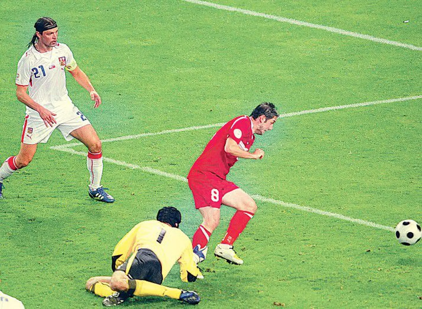 Tšehhide kogenud väravavaht Petr Cech (kollases) pillas tsenderduse Nihat Kahveci (punases) jalale, kes lükkas palli tühja väravasse ning viigistas seisu.