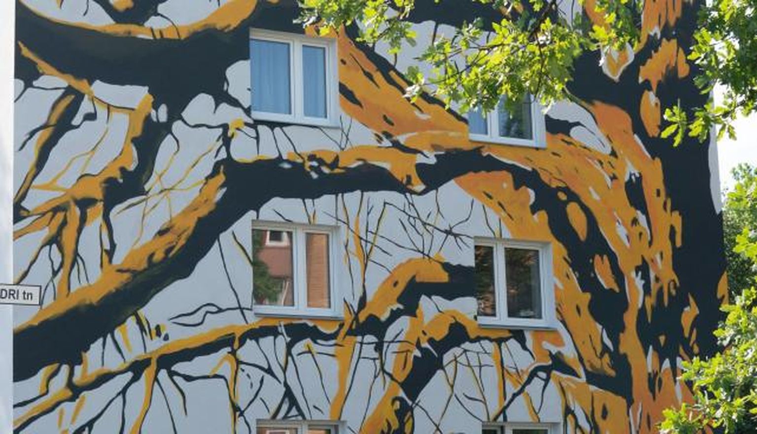 Turu tn 9 kortermaja külgseina katab kunstiteos.