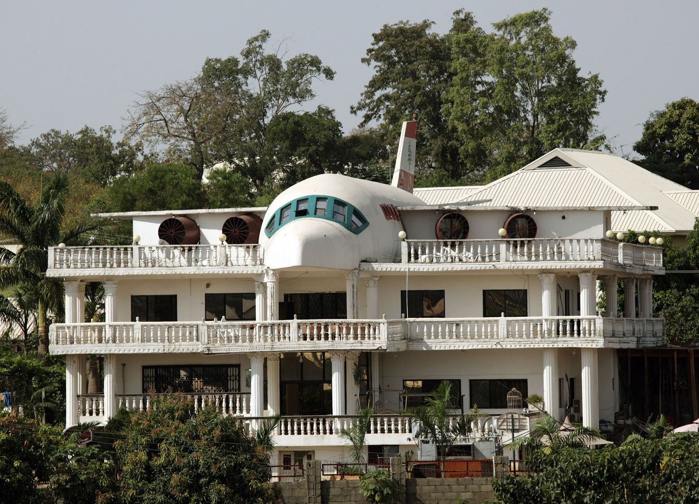 Lennukas maja Nigeerias: näeb välja, nagu oleks tõeline lennumasin maandunud otse hoone katusele.
