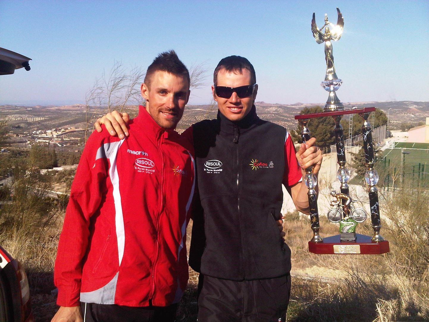 Rein Taaramäe (paremal) Andaluusia velotuuri teise koha trofee ja oma abilise Tristan Valentiniga.
