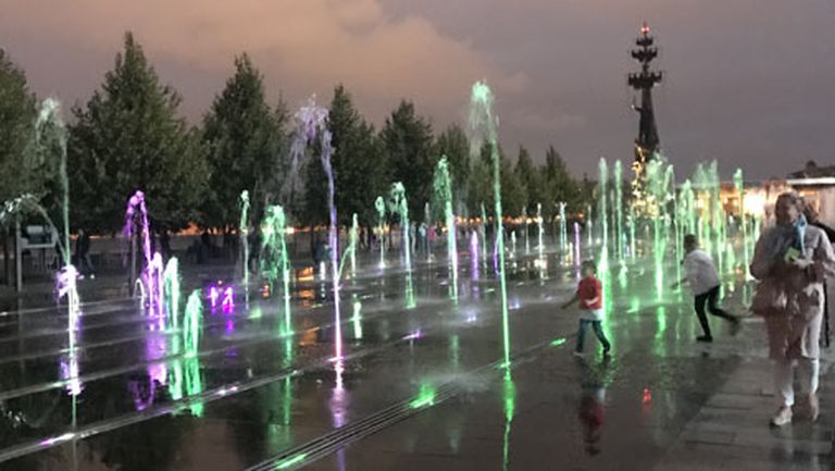«Сухой» фонтан на Крымской Набережной в Москве 