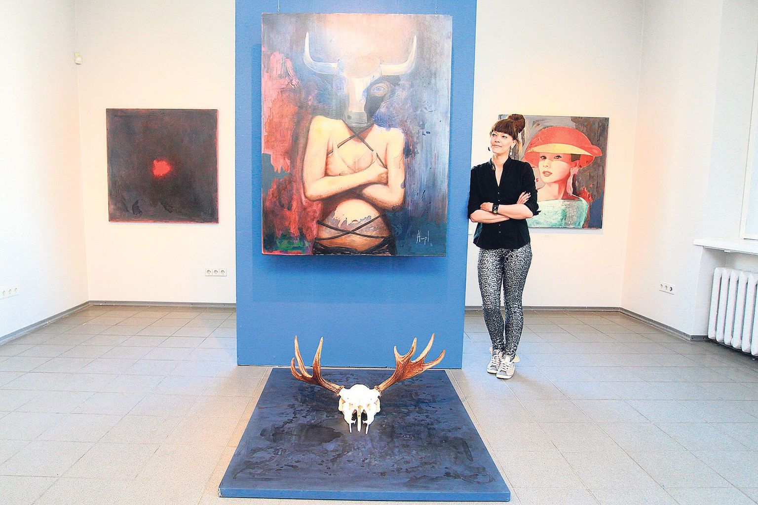 Kunstnik Huupi nõjatub väikesele vaheseinale, mis on kunstimajas paigaldatud tema väljapanekusaali. Sellele kinnitatud maal ja põrandale paigutatud sarved moodustavad teose «La viande rouge / Punane liha».