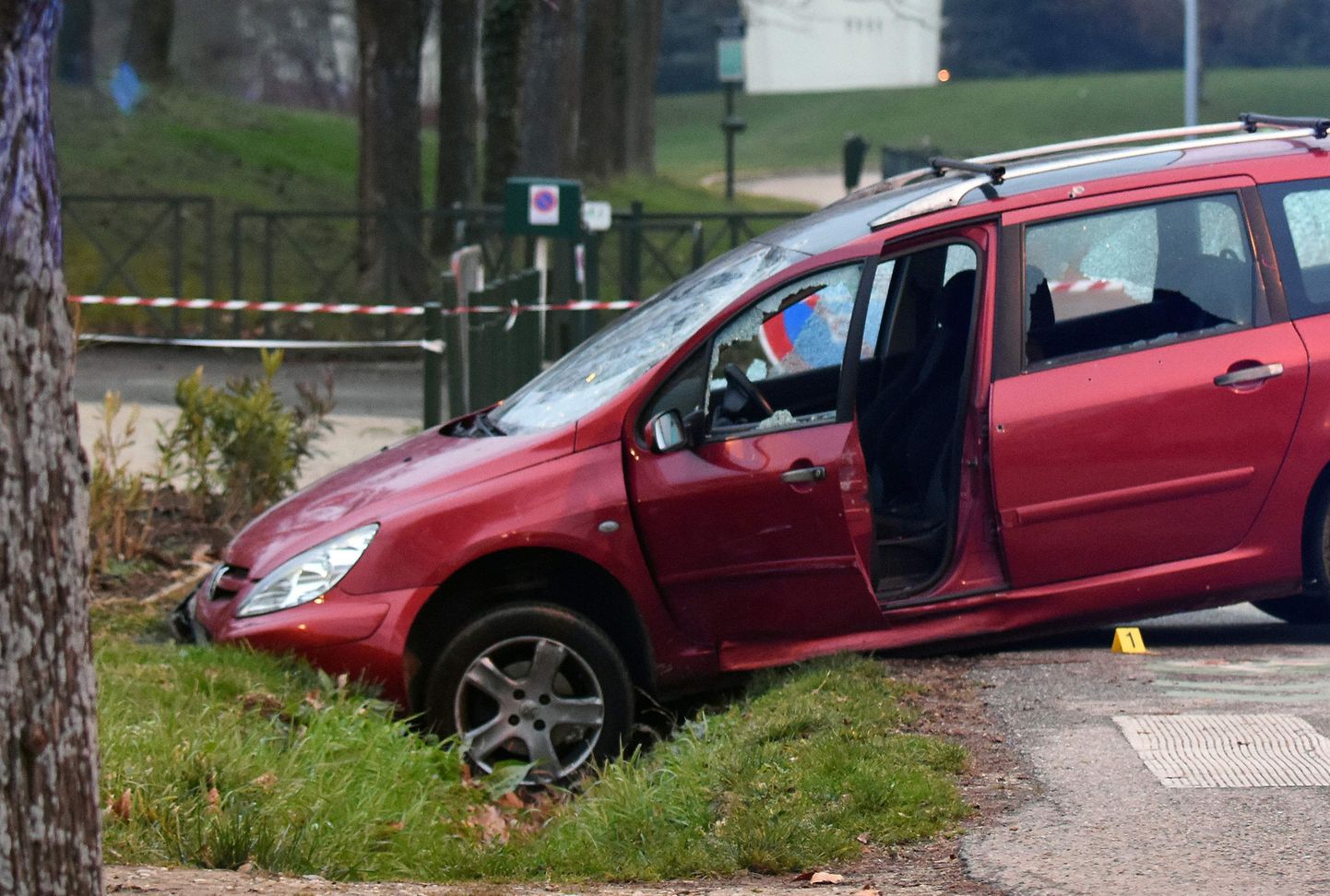 Автомобилист попытался протаранить военный патруль возле мечети на юго-востоке Франции.