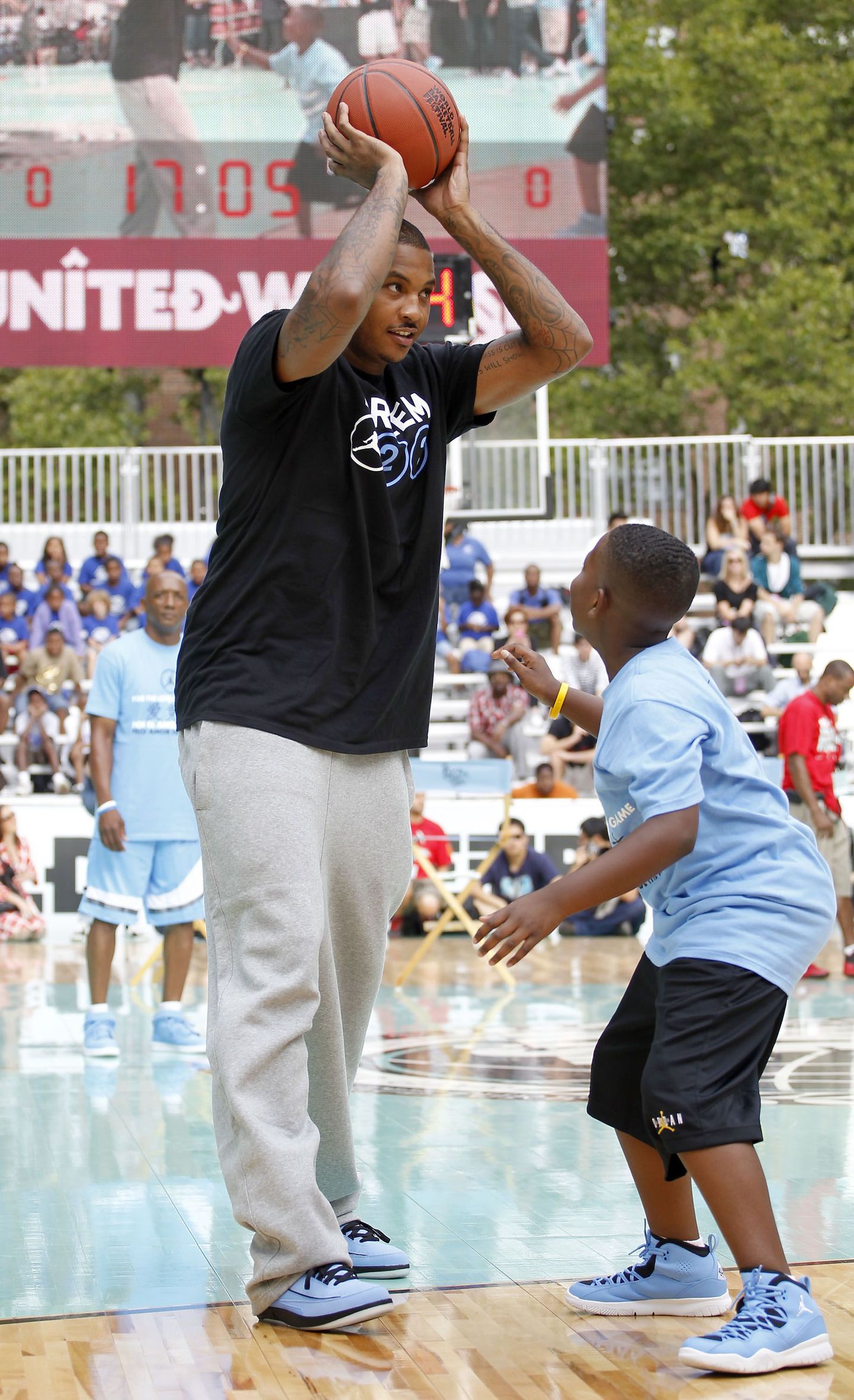 Carmelo Anthony (vasakul) noortele oma teadmisi jagamas.