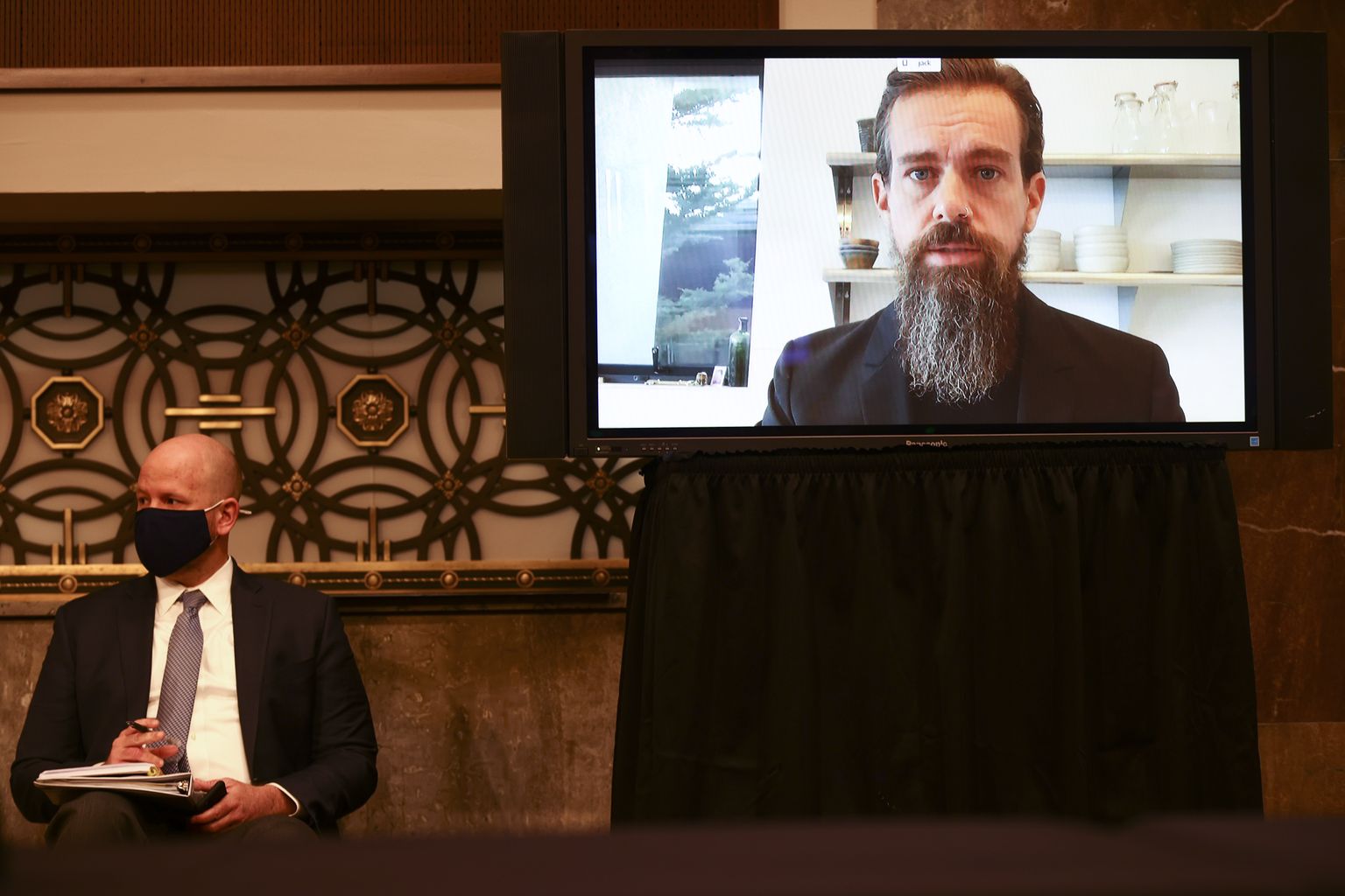 Twitteri juht Jack Dorsey senaatorite küsimustele vastamas.
