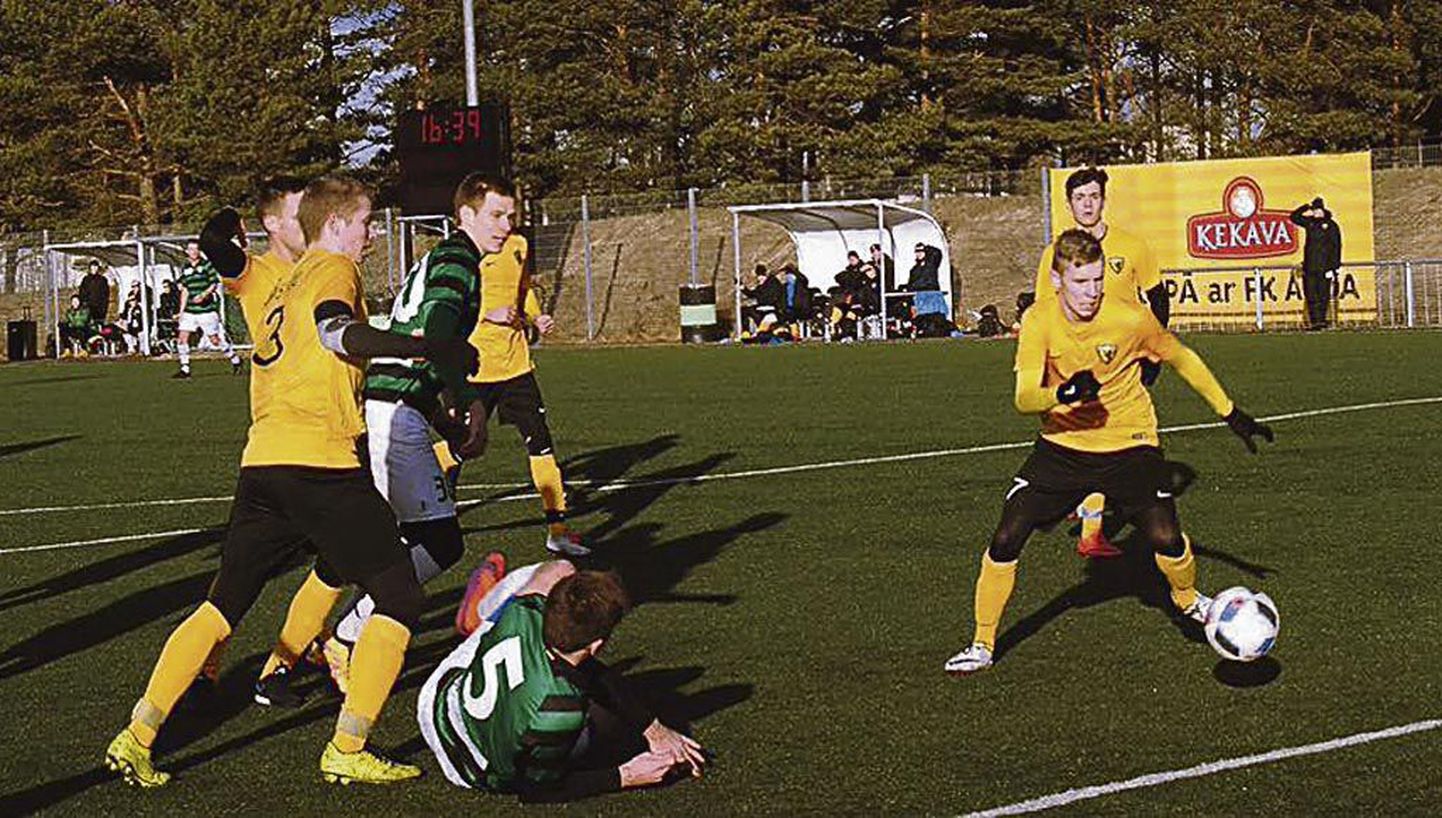 Pärnu jalgpalliklubi Vaprus (kollases) surus küll lätlaste FK Audat, kuid mäng jäi sellele vaatamata viiki.