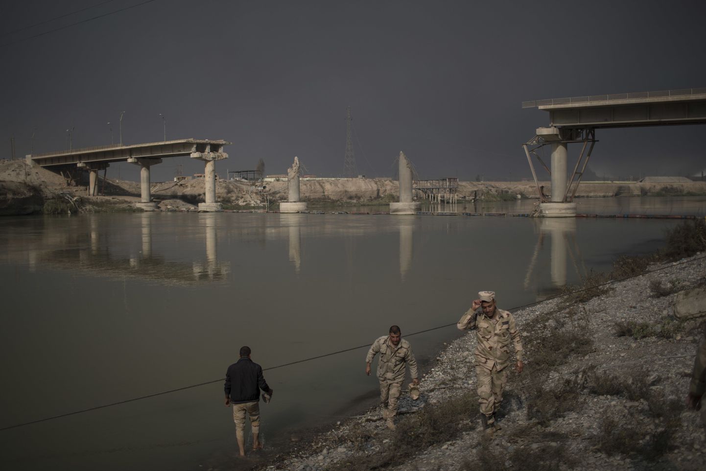 Õhulöögis hävitatud Mosulisse viiv sild linnast lõunas.