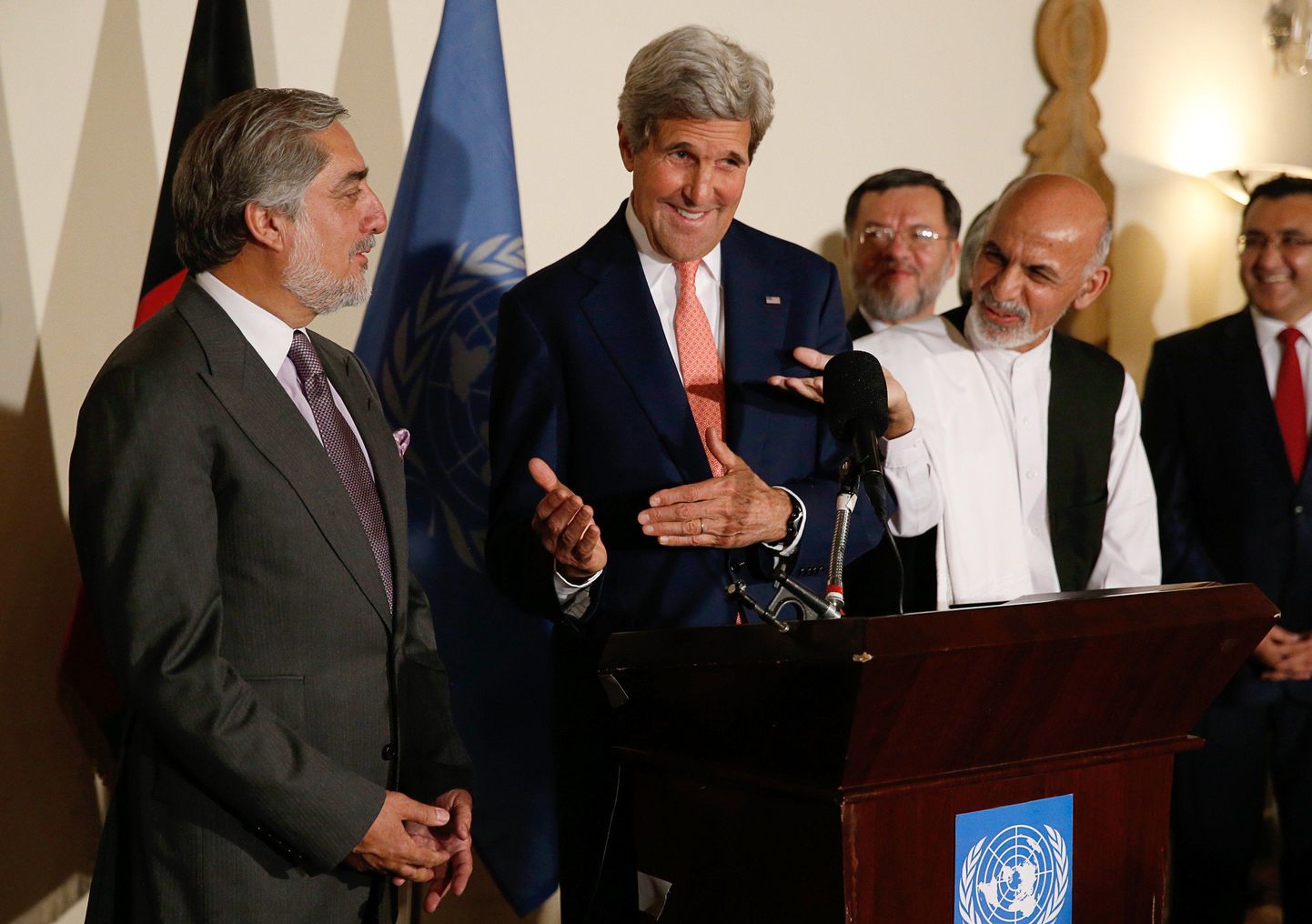 Кандидаты в президенты Афганисната Ашраф Гани (справа) и Абдулла Абдулла во время переговоров с госсекретарем США Джоном Керри (в центре) подтвердили готовность согласиться на пересчет голосов.