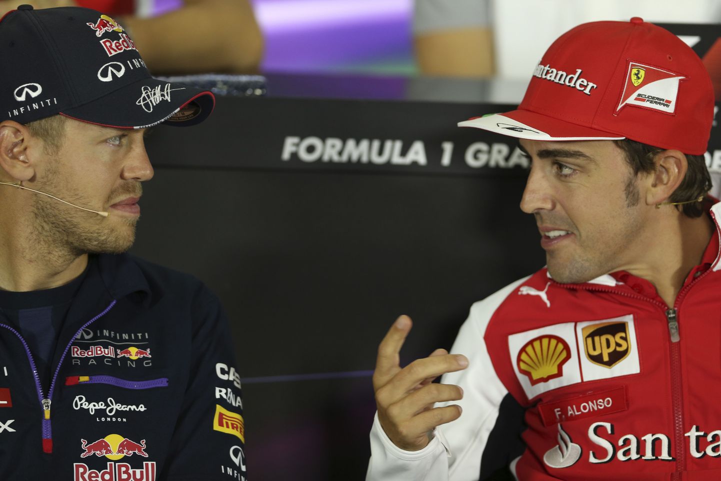 Fernando Alonso (paremal) ja Sebastian Vettel.
