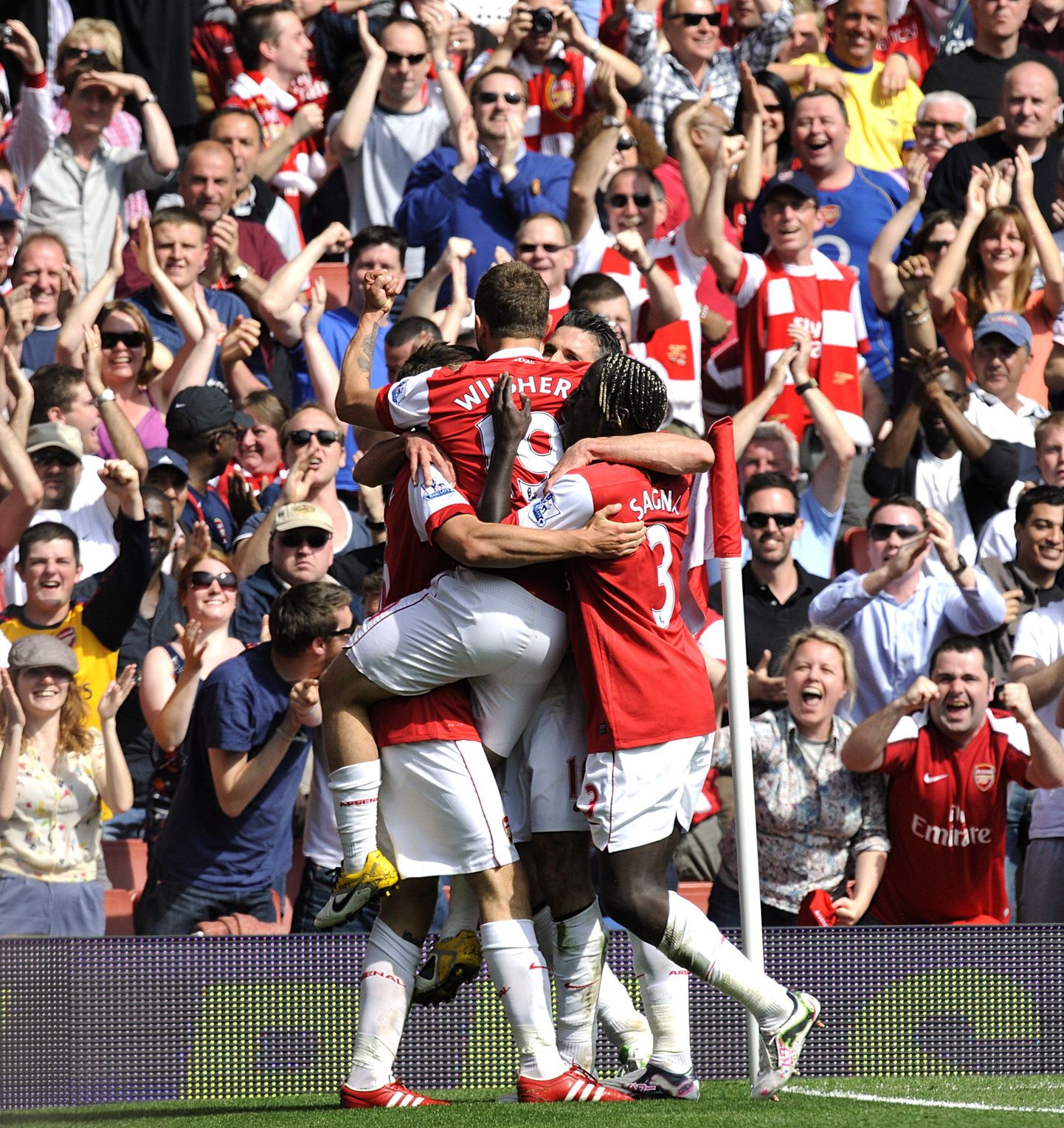 Arsenali mängijad väravat tähistamas.