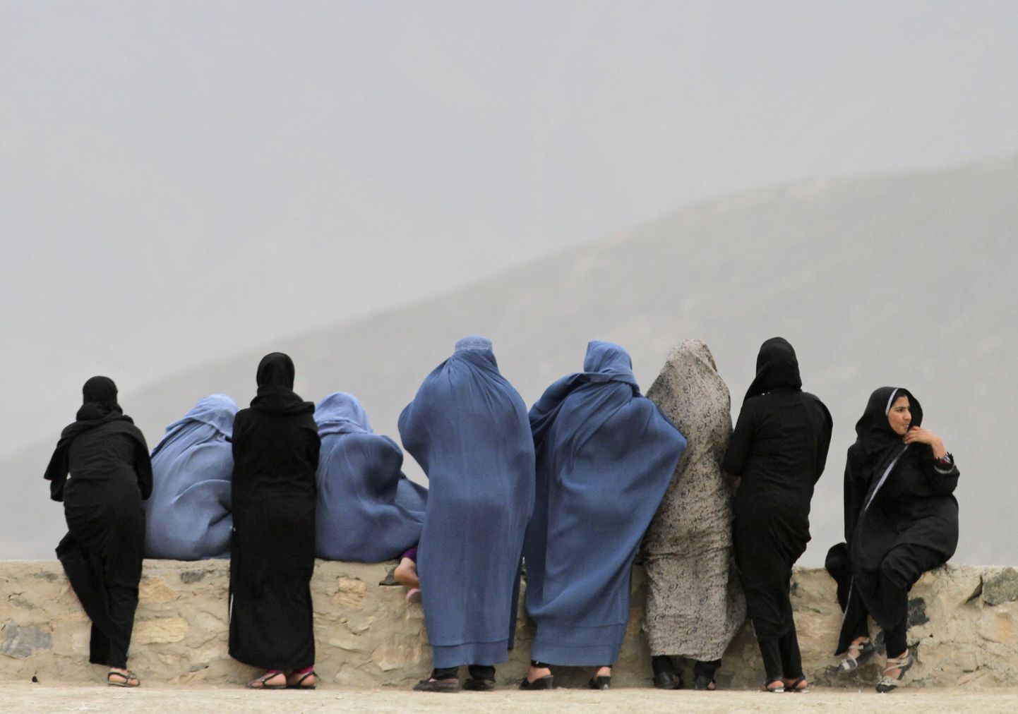 Afganistani naised vaatavad üle Kabuli linna. Võrreldes Talibani režiimiga on naiste olukord väga palju paranenud, näiteks ei ole neil enam keelatud meessoost saatjata liikumine, ent naisi kaitsvate seaduste ja nende täitmisega on endiselt palju probleeme.