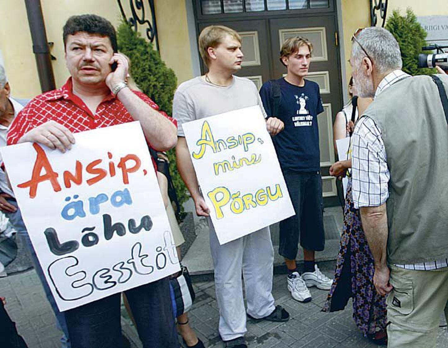 Mullu 22. juunil avaldasid Konstitusioonipartei liider Andrei Zarenkov (vasakult esimene) ning Öise Vahtkonna juht Dmitri Linter (vasakult teine) koos mõttekaaslastega Toompeal meelt peaminister Andrus Ansipi vastu.