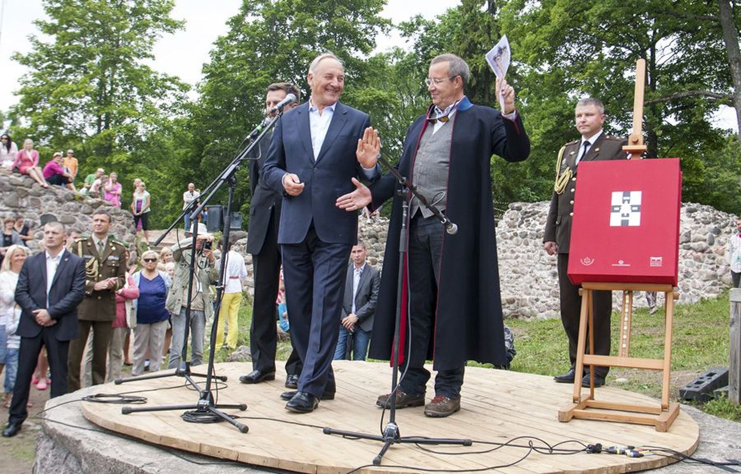 Minevik ühendab. Läti president Andris Berzinš ja Eesti president Toomas Hendrik Ilves märkisid, et kahel riigil on palju ühist ning järgmisest aastast on rahagi ühine. Taustal paremal on hinnaline 50-kilone raamat.