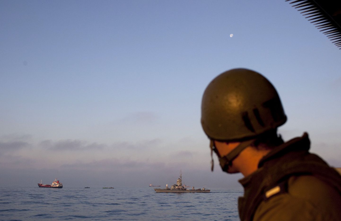 Iisraeli sõjamees jälgib merel toimuvat.
