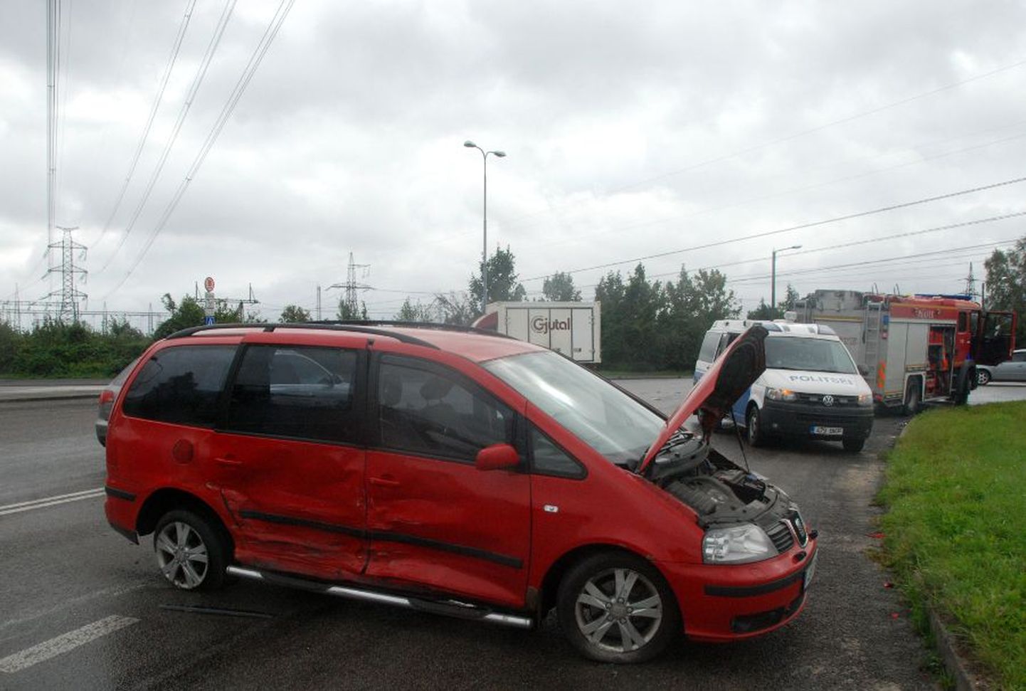 Tartus Betooni ja Ravila ristmikul põrkasid 7. septembril kokku sõiduautod Seat ja Volkswagen.